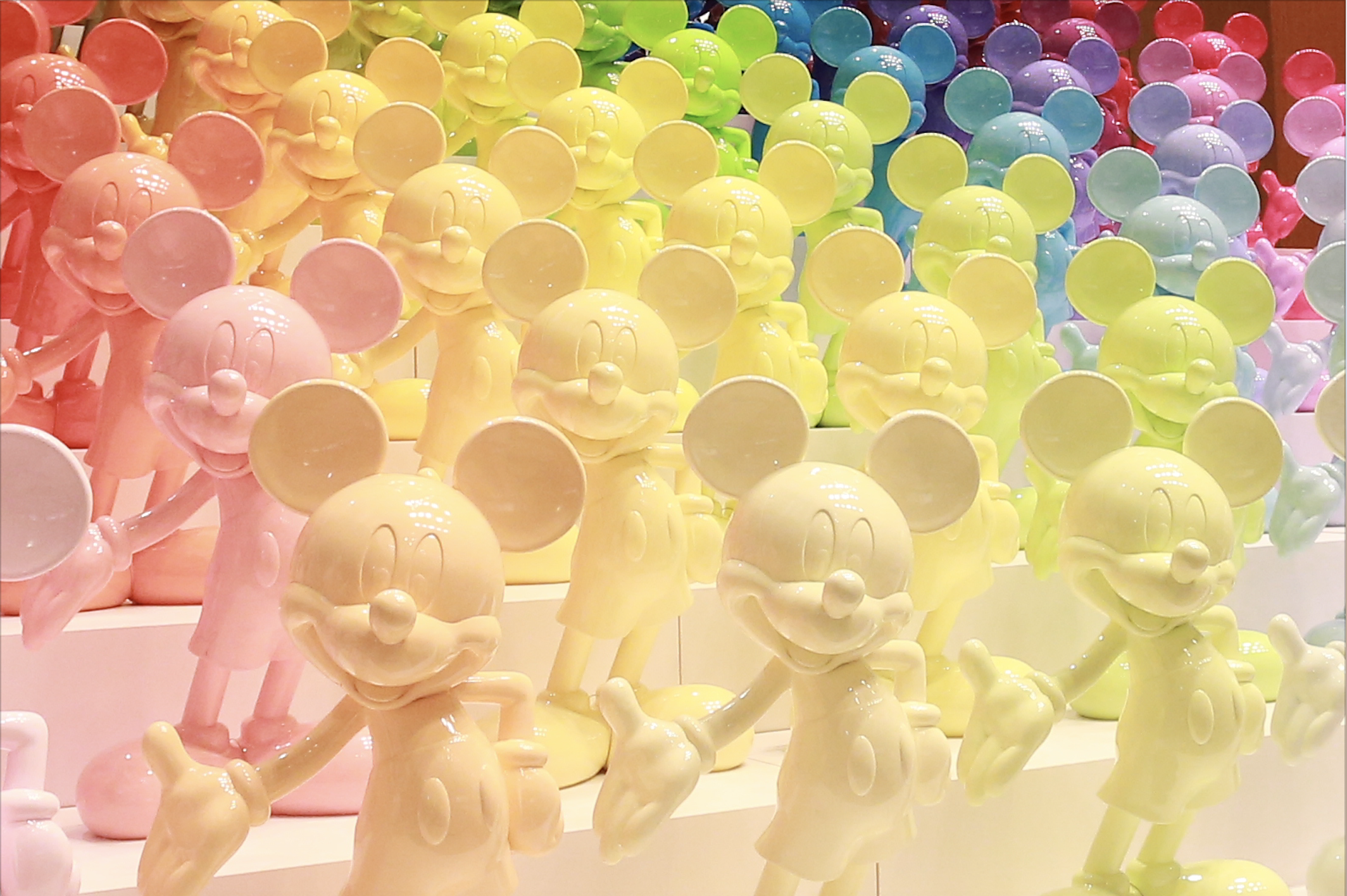 90色・90体のミッキーマウス立像